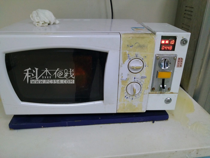 醫(yī)院的設(shè)備都是要花錢的,這是投幣式微波爐