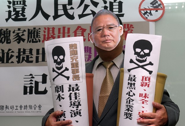 臺灣女導游稱缺德康師傅用垃圾油遭全臺灣抵制,只有傻大陸人還吃