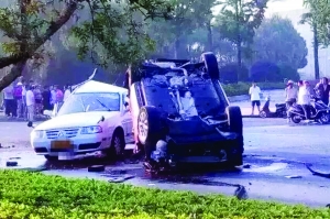 瘋狂奧迪大清早飆車,撞上駕校教練車被甩出天窗夾死