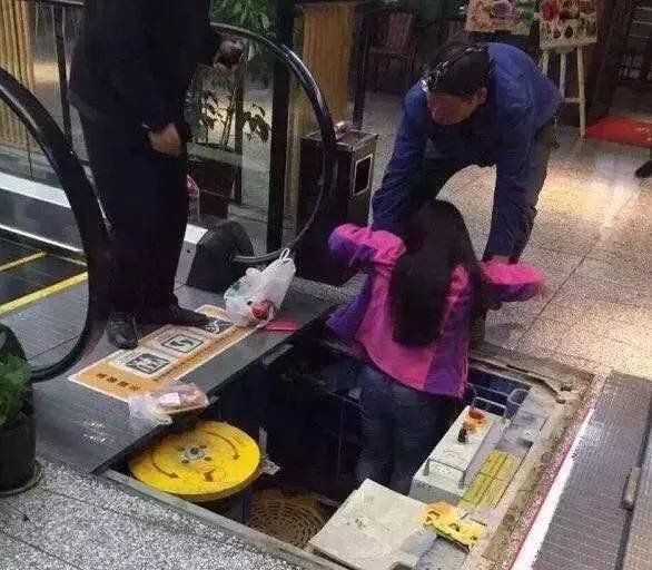 電梯又吃人了,但這次真不能怪商場
