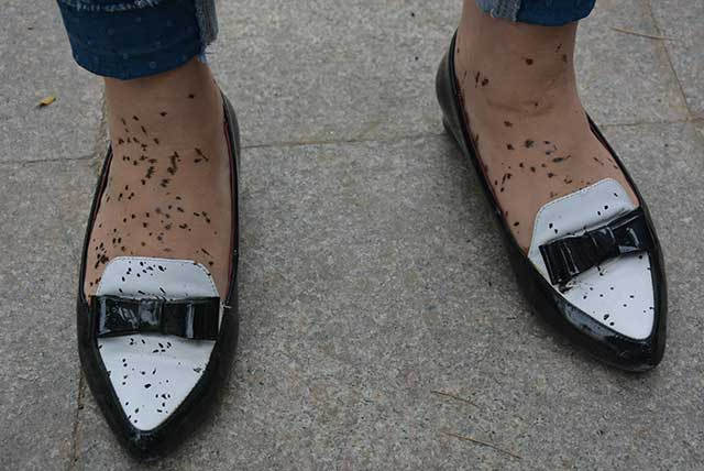 女子遭瀝青槍噴瀝青,雙方各執一詞賠償談不攏